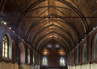 Binnenzicht in de refterzaal met gotische houten zoldering.