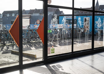 Zicht op de Blue Bikes vanuit station Gent-Dampoort.