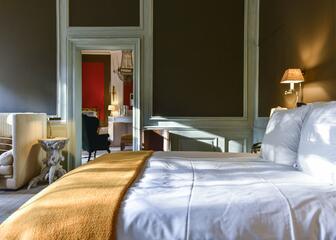 Dubbele luxueuze slaapkamer in sobere kleuren.