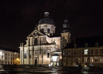 Sint-Pieterskerk vooraanzicht 's avonds, verlicht.
