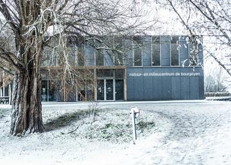 Gebouw van het natuur- en milieucentrum de Bourgoyen in de sneeuw.