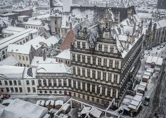 Luchtfoto van het Stadhuis en huisjes van kerstmarkt, in de sneeuw.