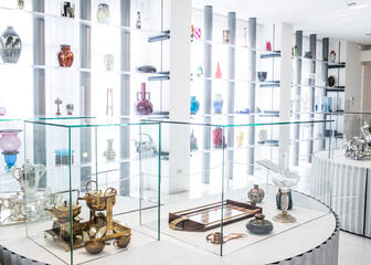 Kleurrijke objecten in Design Museum Gent. 