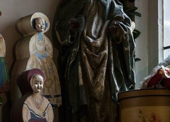 Decoratie in snoepwinkel Temmerman met o.a. een beeld van Maria.