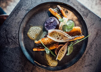 een gastronomisch bord met zalm en groenten 