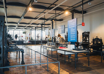 Überblick über die Ausstellung "Drei Jahrhunderte Druckindustrie" mit alten Druckerpressen.