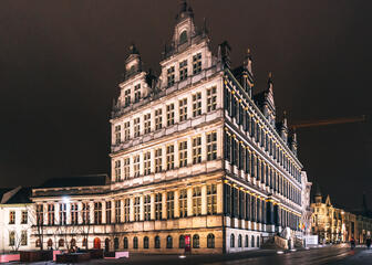 stadhuis gent bij avondlicht