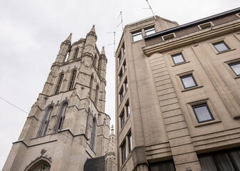 Kikvorsperspectief waarbij de inkomtoren van het hotel en de kathedraal naast elkaar staan.