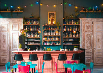 Bar à cocktails où vous pouvez vous asseoir et déguster un verre, obtenir des informations sur les cocktails, la tequila et le mezcal.