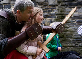 Ritter und Kind mit Schwert