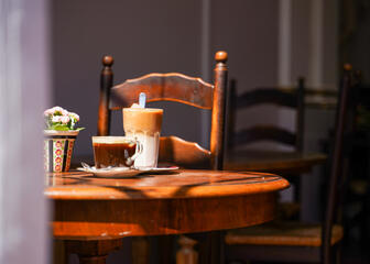 Mesa con dos cafés