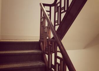 Elegante y espacioso hueco de la escalera
