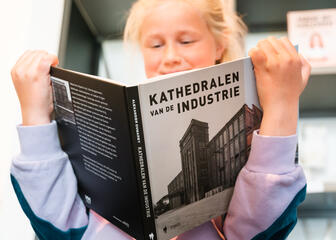 A book of photographs of the cathedrals of industry (in Dutch).