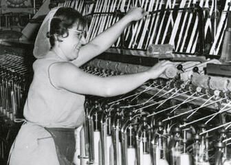 UCO Desmet-Guequier. Textile worker at work.