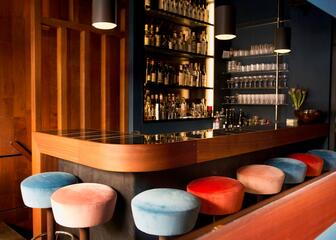 Bar avec tabourets de bar colorés
