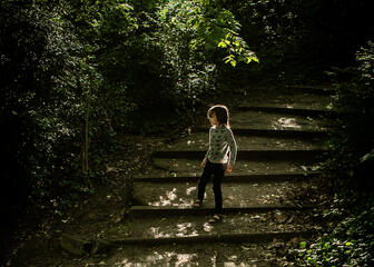 A child on the stairs at the Citadelpark