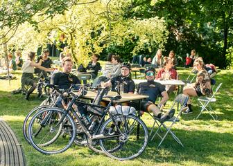 Ciclistas descansando en el parque