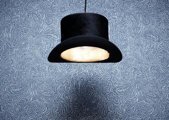 Sculpt & Victory - Chandelier in the shape of a top hat