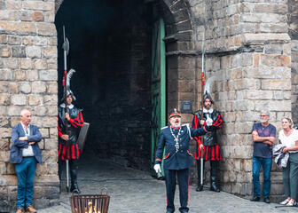 El pregonero gantés en la entrada del Castillo de los Condes