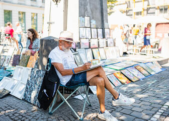 Artista dibujando en el mercado