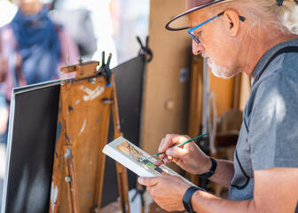 Artista pintando en el mercado