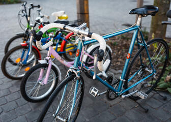 Bicyclettes en vente sur le marché