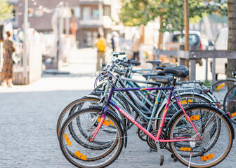 Les bicyclettes alignées sur le marché