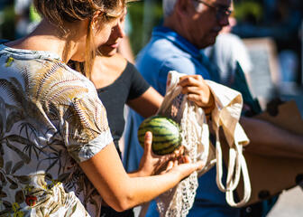 Gente comprando fruta en el Mercado ecológico