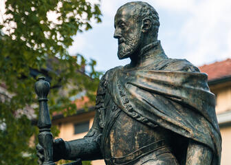 Foto des Torsos und des Kopfes der Statue Karls V. auf dem Prinsenhof.