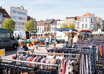 Mensen op de markt in Ledeberg