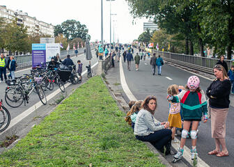 Menschen zu Fuß und mit dem Fahrrad auf der Überführung während des autofreien Sonntags