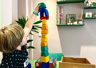 Kind baut einen Turm aus Bauklötzen