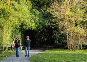 Koppel op wandel in het Sint-Baafskouterpark