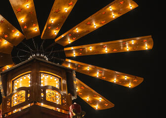 Carrusel iluminado en el mercado navideño