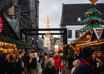 Gente paseando en el mercado navideño