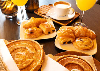 Breakfast on Sunday with fresh orange juice, mini viennoiserie and, of course, our sweet or savoury croqinos
