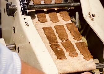 Machine cutting figures out of speculoos