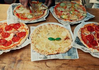 Zelfgebakken pizzas door Bar Bricolage pizzabakker