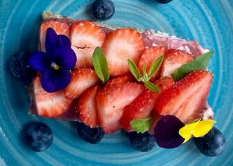 Plato de frutas sobre un plato azul 