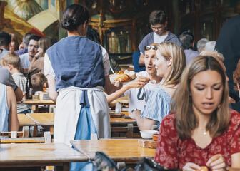Mensen aan tafel tijdens het middeleeuws ontbijt in het Industriemuseum