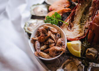 Bord met oesters, halve kreeft  en garnaaltjes