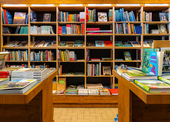 Binnen in boekenwinkel Atlas & Zanzibar
