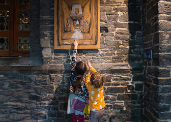 Twee kindjes wijzen naar een prent in het Gravensteen