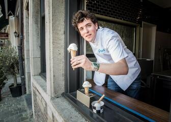 Un homme donne un client une glace par la fenêtre
