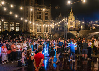 Gente bailando en el centro de la ciudad