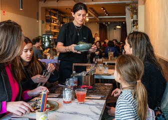 Tiany Kiriloff en haar dochters genieten van een heerlijke brunch in Gent