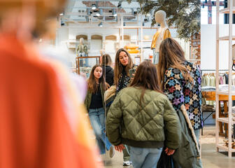 Tiany Kiriloff tijdens het shoppen met haar dochters in winkelcentrum The Post in Gent