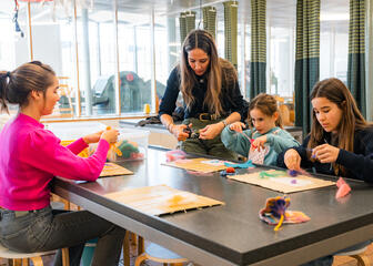 Tiany Kiriloff volgt een workshop avilten in het Industriemuseum met haar drie dochters