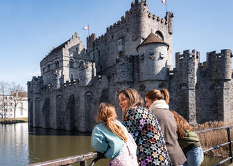 Tiany Kiriloff y sus hijas contemplan el castillo de los condes desde un puente en Gante