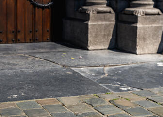 Sint-Jacobsschelp ingelegd in steen voor het portaal